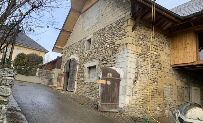 Joints de Pierre, sur un corps de ferme à Annecy, 74